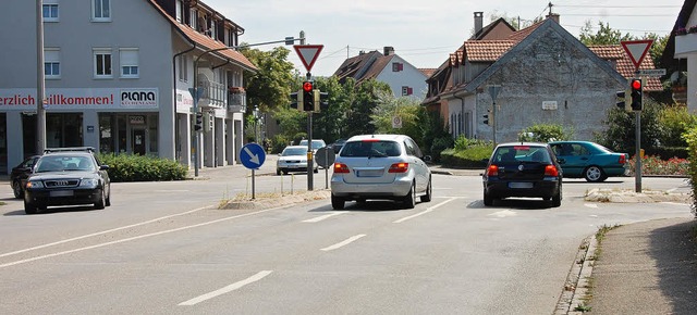 Bis zur Ampel an der Kreuzung mit Haup... Rmerstrae knftig Tempo 30 gelten.   | Foto: Frey