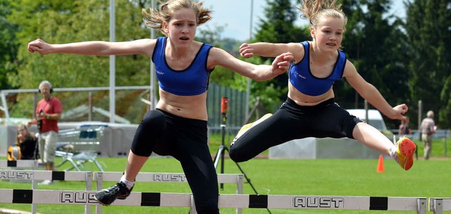 ber den Hrden: Amelie Hpfl (links) ...a Knig (beide TV Wehr) wurde Dritte.   | Foto: Rogowski