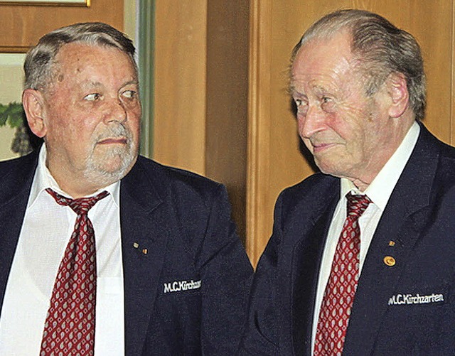 Bernhard Rotzinger (rechts) wurde  fr... fr 50 Jahre aktives Singen geehrt.    | Foto: Verein