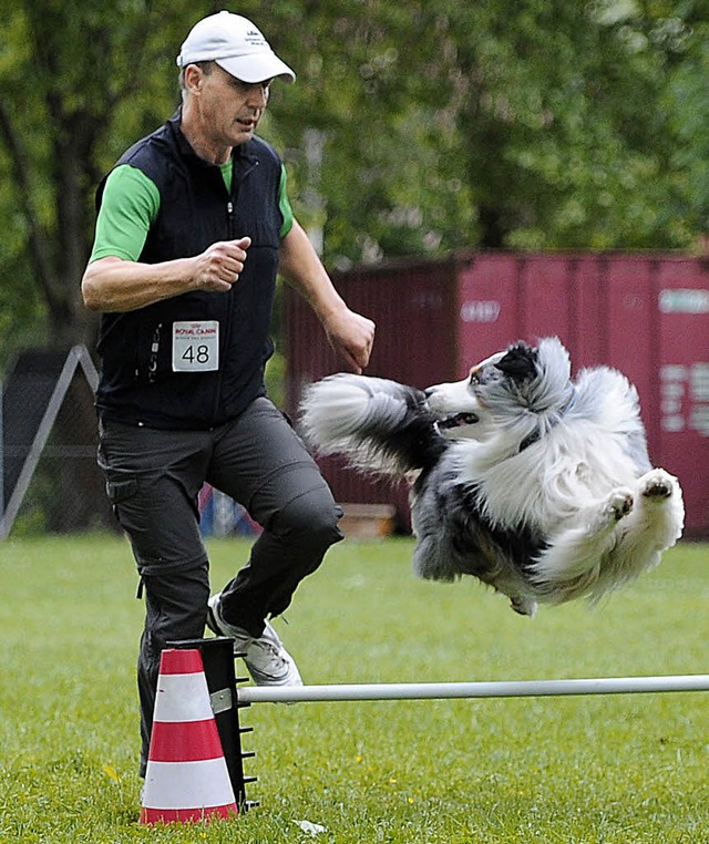 Fliegende Hunde? Nein, sportlich und m...ie zusammen mit Herrchen den Parcour.   | Foto: Fotos (2): bettina schaller