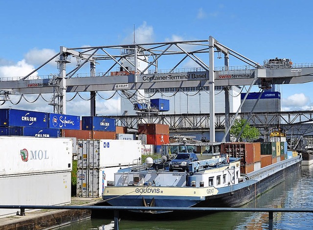 Basel will am Container-Umschlag im eigenen Hafen festhalten.   | Foto: gra