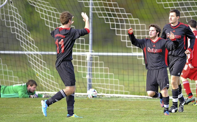 Und drin ist der Ball: Die Grafenhause... den Fhrungstreffer von Felix Gatti.   | Foto: wolfgang scheu