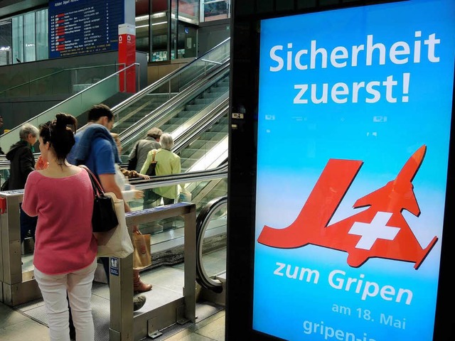Die Schweizer Regierung wirbt fr Ja-S... Poster auf dem Hauptbahnhof von Basel  | Foto: dpa