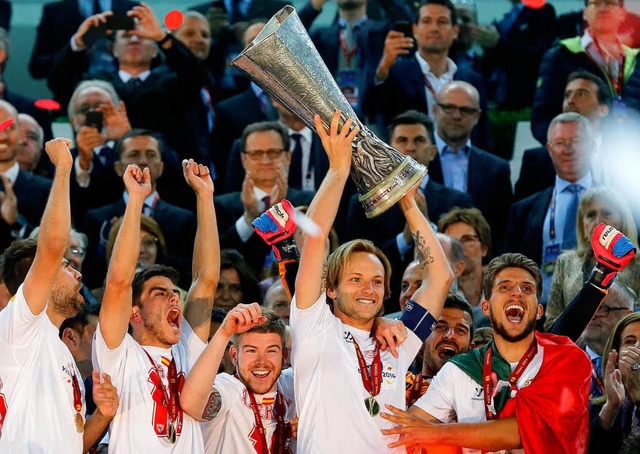 berragender Spieler im Finale: Sevill...mit dem Siegerpokal der Europa League.  | Foto: dpa