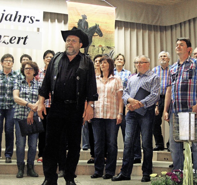 Nikolaus Dufner als Country-Solist beg... ein Pferdehalfter an der Wand&#8220;.  | Foto: Thomas Steimer