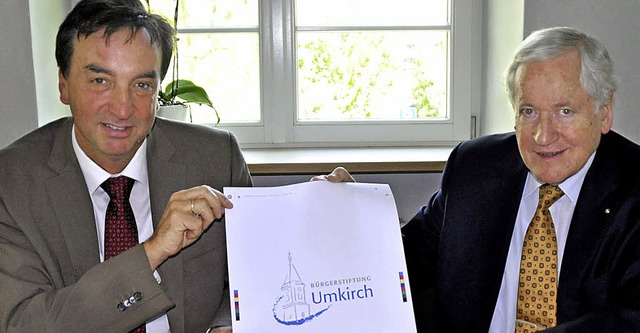 Brgermeister  Walter Laub und Stiftun...sentieren das Logo der Brgerstiftung.  | Foto: julius steckmeister