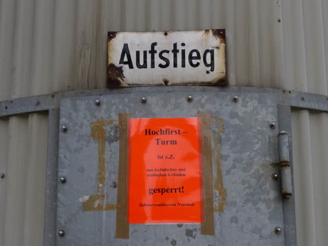 Klare Ansage: Neustadts Hochfirstturm ist gesperrt.  | Foto: Peter Stellmach