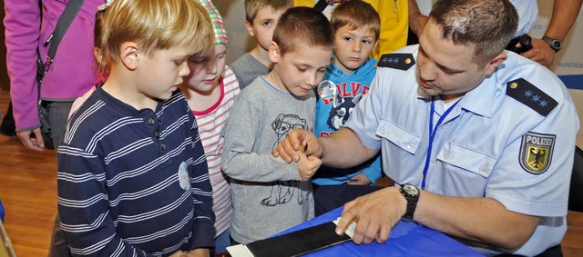 Kein  Fingerabdruck gleicht einem ande...rtenkinder am Stand der Bundespolizei.  | Foto: Bernhard Rein, Bernhard Rein