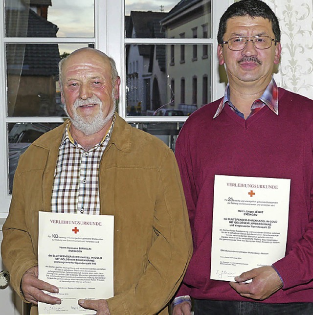 Fr 100 Blutspenden wurde Hermann Birmelin (links) geehrt, fr 25 Jrgen Jenne.   | Foto: Hlter-Hassler