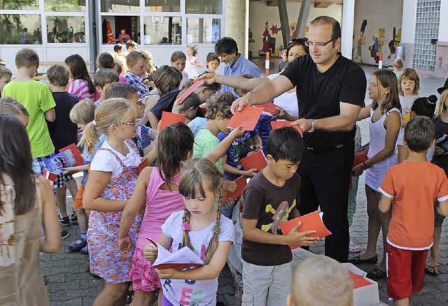 Der Brgermeister verteilt das Ferienp...ten auf Fragen der Badischen Zeitung.   | Foto: Archivfoto: Hans Spengler/FotOs: Ulrike Derndinger, Heidi Fssel