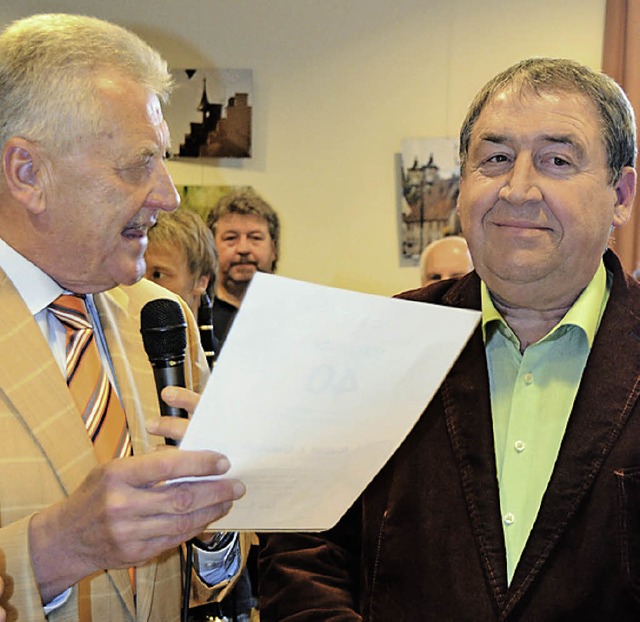 Ernst Pfister berreicht Rudolf Gwinner die Theodor-Heuss-Medaille.   | Foto: Martin Wunderle