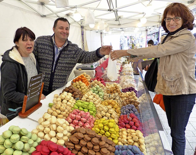 Viele bunte Macarons, ein ses Gebck...Franzsischen Markt in Bad Sckingen.   | Foto: Marion Rank