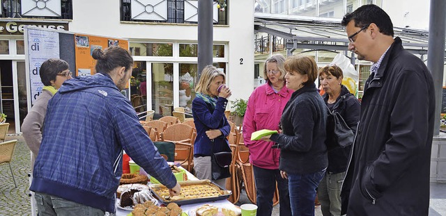 Claudia Hewel und Gianluca Flacone (Fr...prch  mit Besuchern des Wochenmarkts   | Foto: jana ibscher