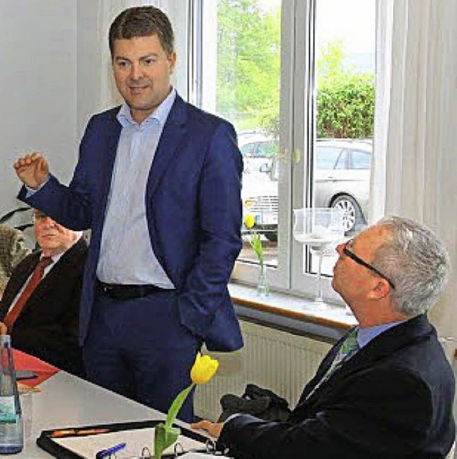 Der Europaabgeordnete Andreas Schwab b...ereinsvorsitzender Bernhard Ebner zu.   | Foto: zVG
