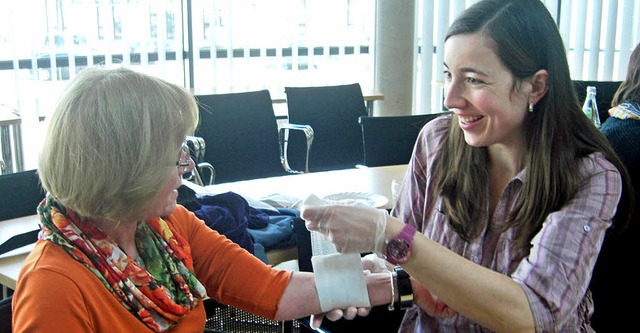 Erzieherinnen und Schulbetreuerinnen  im Erste-Hilfe-Kurs.  | Foto: Gemeinde