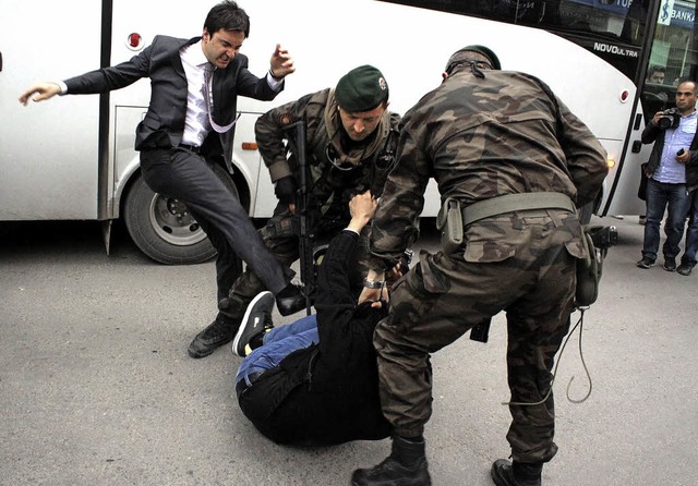 Dieses Bild sorgt in der Trkei fr Em...liegenden Demonstranten in Manisa ein.  | Foto: dpa