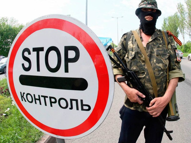 Straensperre der Separatisten an der Strae zwischen Donezk und Mariupol   | Foto: AFP