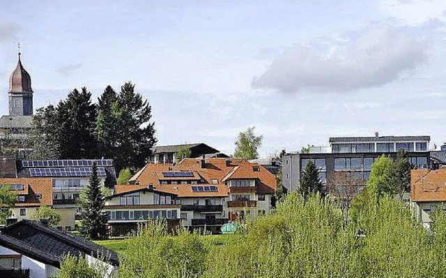 Eingebettet im &#8222;Dorf am Himmel&#...r gradlinigen Architektur (rechts).     | Foto: thoma