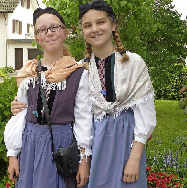 Paulina und Joana im traditionellen Vrenele.   | Foto: privat