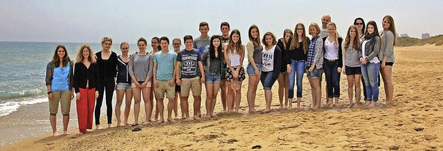 Die deutsche Austauschgruppe beim gemeinsamen Spaziergang am Strand.  | Foto: Sophie Tichonenko