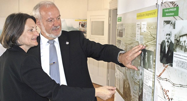 Regierungsprsidentin Brbel Schfer m...ermeister Ernst Schilling im Torhaus.   | Foto: Michael Haberer