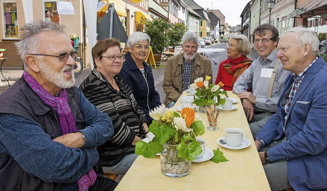 Lebhafte Diskussionen bei Kaffee und K... Aktionstages vor dem Eine-Welt-Laden.  | Foto: olaf Michel