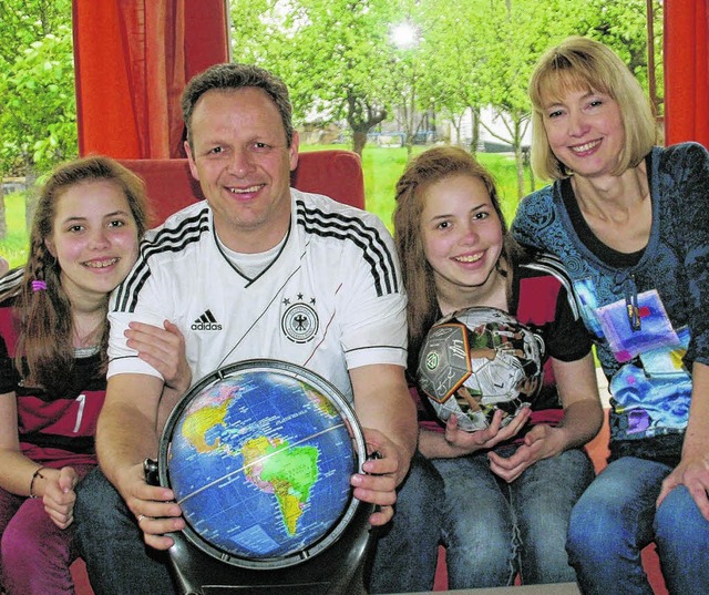 Fuballbegeistert ist die gesamte Fami...Ann-Kathrin und Ehefrau Sandra. Bild:   | Foto: Molitor