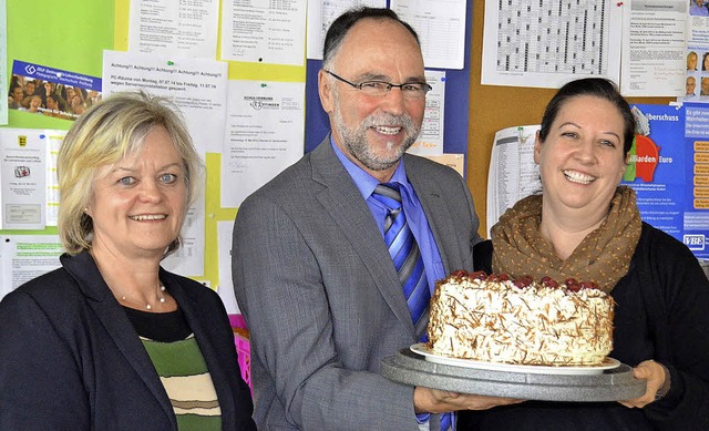 Schulrtin Blum Kohl (links) hat Peter...giums eine Schwarzwlder Kirschtorte.   | Foto: Martin Wunderle