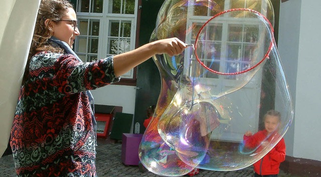 Riesige Seifenblasen knnen die Besucher  durch die Luft wabern lassen.   | Foto: Roswitha Frey