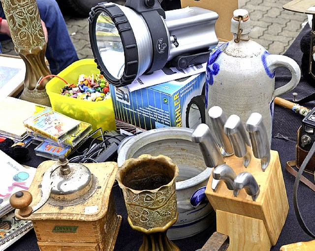 Von der Messerbank bis zur Taschenlampe, auf  Flohmrkten findet  man alles.   | Foto: Langelott (2)