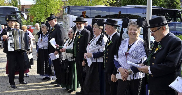 An der Kaiserstuhlhalle wurden die Sen...hringen  mit Musik und Gesang begrt.  | Foto: jochen voigt