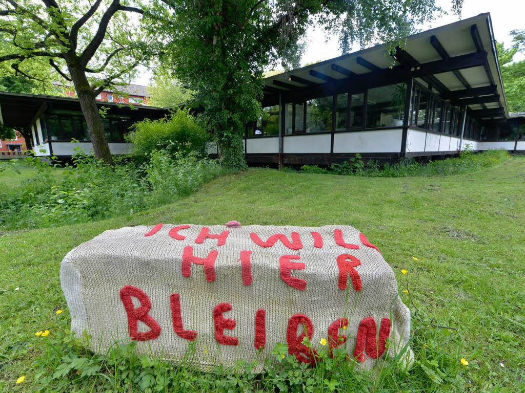 Die Strickaktion am Pavillon ist schon älter, aber dieses Teil passt aktuell wie angegossen: Vielen Beschäftigten der Stadtverwaltung ist der alte Flachbau irgendwie ans Herz gewachsen. Bald kommt der Bagger. Die Strickaktion am Pavillon ist schon älter, aber dieses Teil passt aktuell wie angegossen: Vielen Beschäftigten der Stadtverwaltung ist der alte Flachbau irgendwie ans Herz gewachsen. Bald kommt der Bagger.