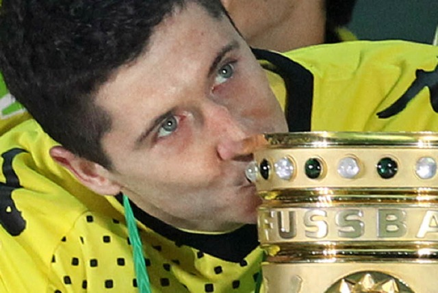 Will den Pokal noch einmal in Gelb herzen: Robert Lewandowski   | Foto: dpa