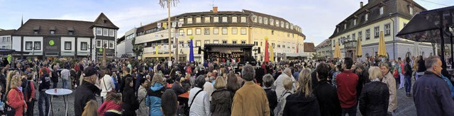 Verkaufsnacht und Singarena zogen Tausende von Besuchern in die Innenstadt.  | Foto: Patrik Mller