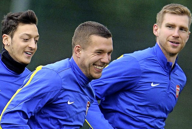 Drei Mann in einem (Kanonen-)Boot: zil, Podolski und Mertesacker (von links)  | Foto: dpa