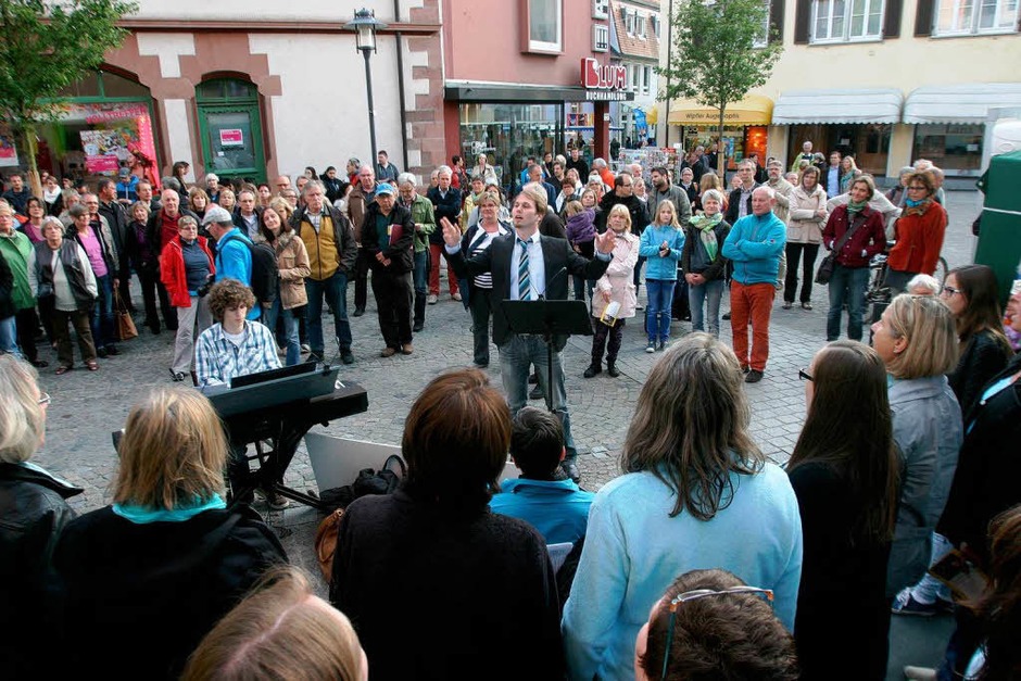 Bummeln bis in die Puppen, Musik bis Mitternacht: Verkaufsnacht und Singarena sorgten für Leben in der Innenstadt. (Foto: Patrik Müller) Bummeln bis in die Puppen, Musik bis Mitternacht: Verkaufsnacht und Singarena sorgten für Leben in der Innenstadt. (Foto: Patrik Müller)
