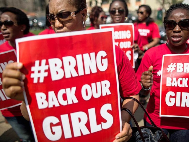 Nigerianische Frauen demonstrieren in ... gegen die Entfhrung der 274 Mdchen.  | Foto: dpa