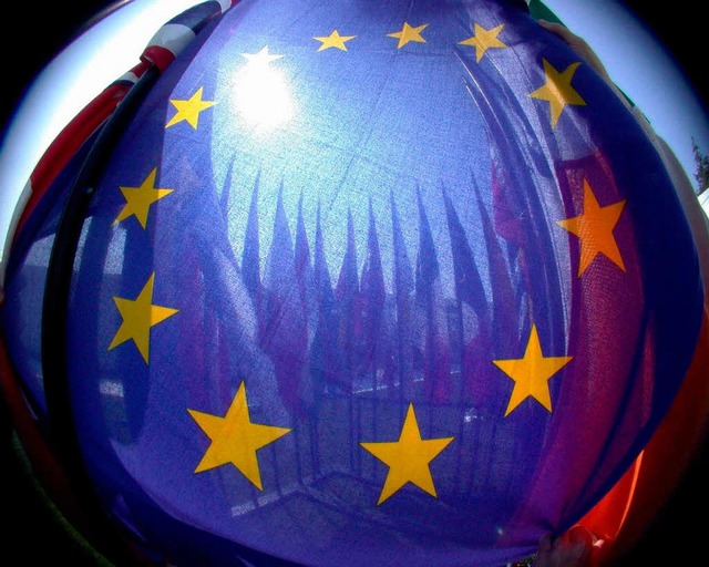 Sie rcken immer mehr zusammen, die 28 Staaten der EU.   | Foto: DDP/dpa