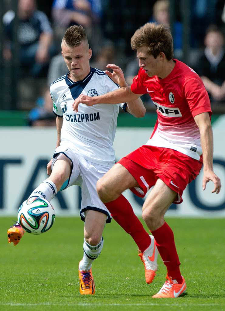 Jonas Fhrenbach und Schalkes Florian Pick (l) kmpfen um den Ball.