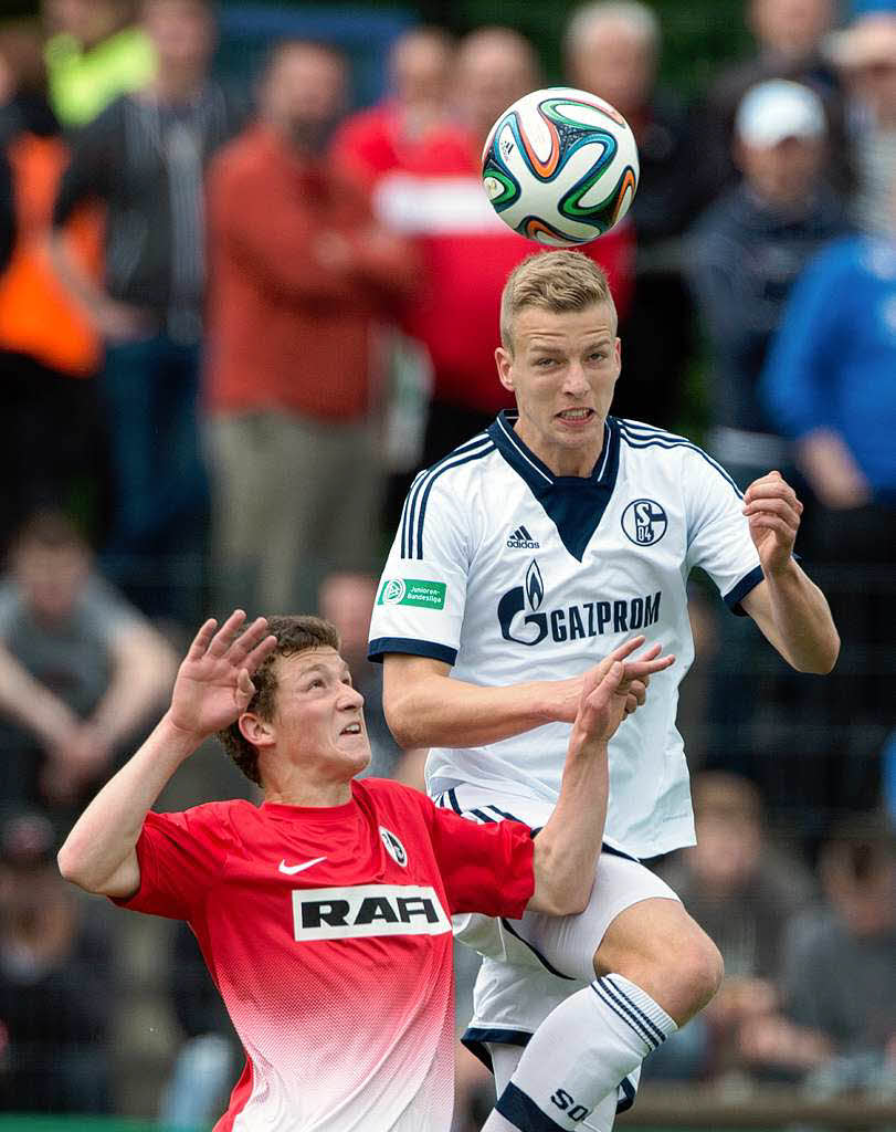 Pius Dorn (l) und Schalkes Marvin Friedrich kmpfen um den Ball.