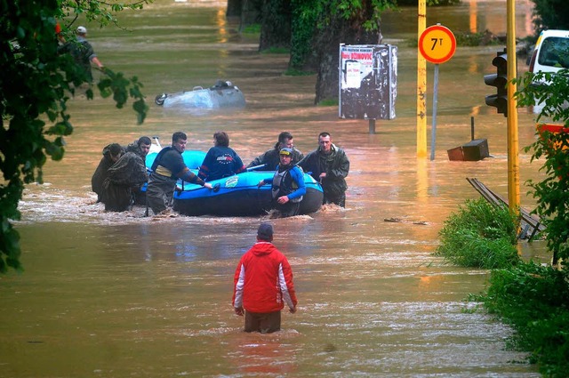 Die heftigsten Regenflle seit 120 Jah...g wurden 16 Tote in Bosnien besttigt.  | Foto: AFP