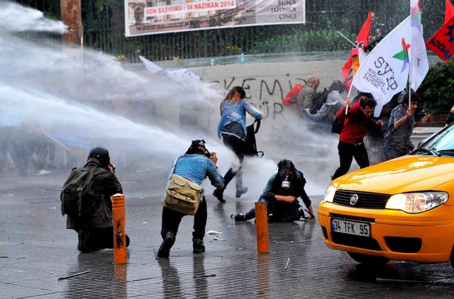 Wieder Gewalt gegen trkische Demonstr...tanbul wurden Wasserwerfer eingesetzt.  | Foto: AFP