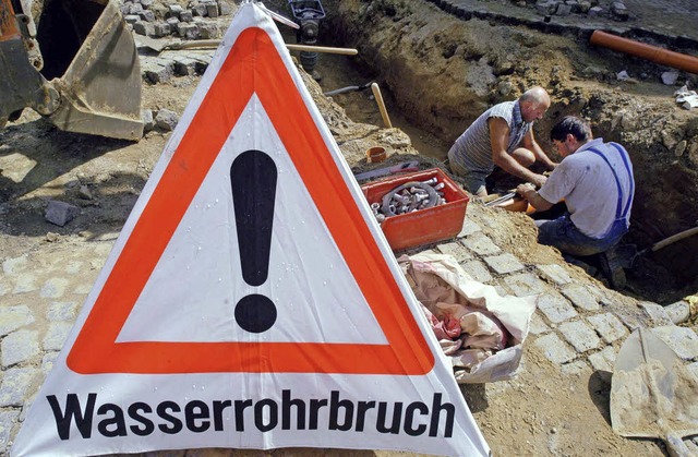 Arbeiter flicken eine kaputte Wasserle...n &#8211; im Sasbacher Gewerbegebiet.   | Foto: dpa