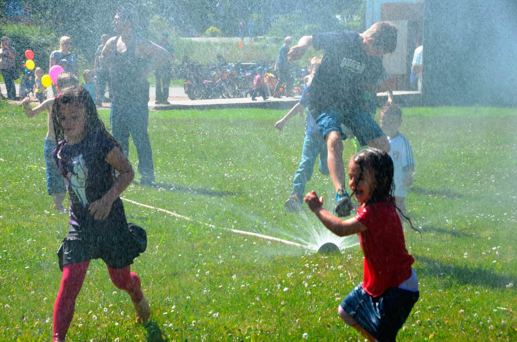 Da wollten viele Mal durch. Wasserpiele am sonnigen Sonntag. 