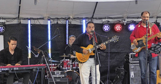 Tino Gonzales &amp; Band waren Teil de...taltung vor der &#8222;Kostbar&#8220;.  | Foto: Joel Perin