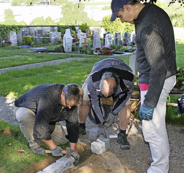 Auf dem Egringer Friedhof wurde bei de...ion eine neue Rasenkante gepflastert.   | Foto: cremer