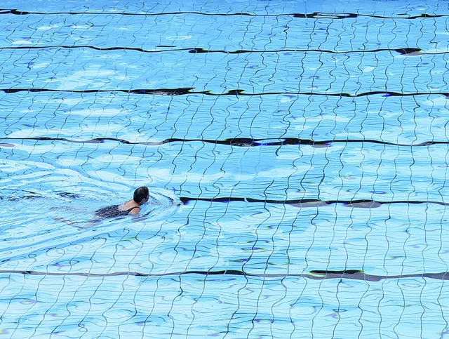 Nur insgesamt 100 Besucher lockte der ...bad. Die Schwimmer hatten freie Bahn.   | Foto: Martin Eckert