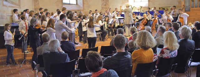 Am Schluss des Konzerts in der Martins...ber 100  Musizierende auf der Bhne.   | Foto: Beatrice Ehrlich