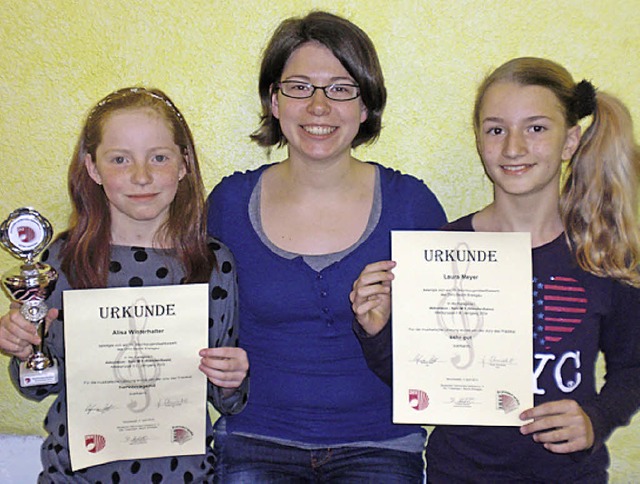 Alisa Winterhalter (links), Laura Meyer (rechts)   und  Ausbilderin Karin Fleck   | Foto: privat