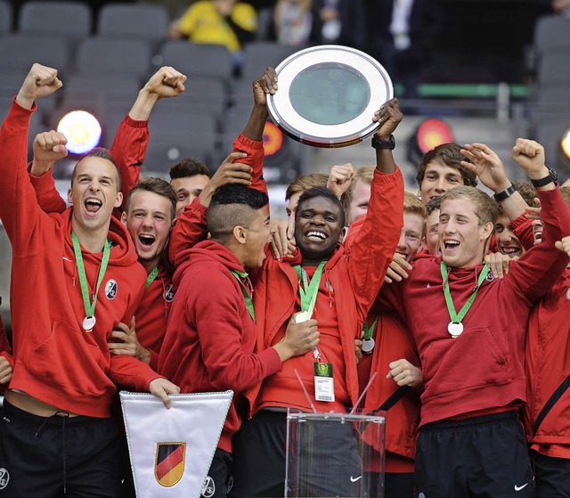 Gruppenbild mit Pokal: Die A-Junioren ...Freiburg freuen sich berschwnglich.   | Foto: PATRICK SEEGER